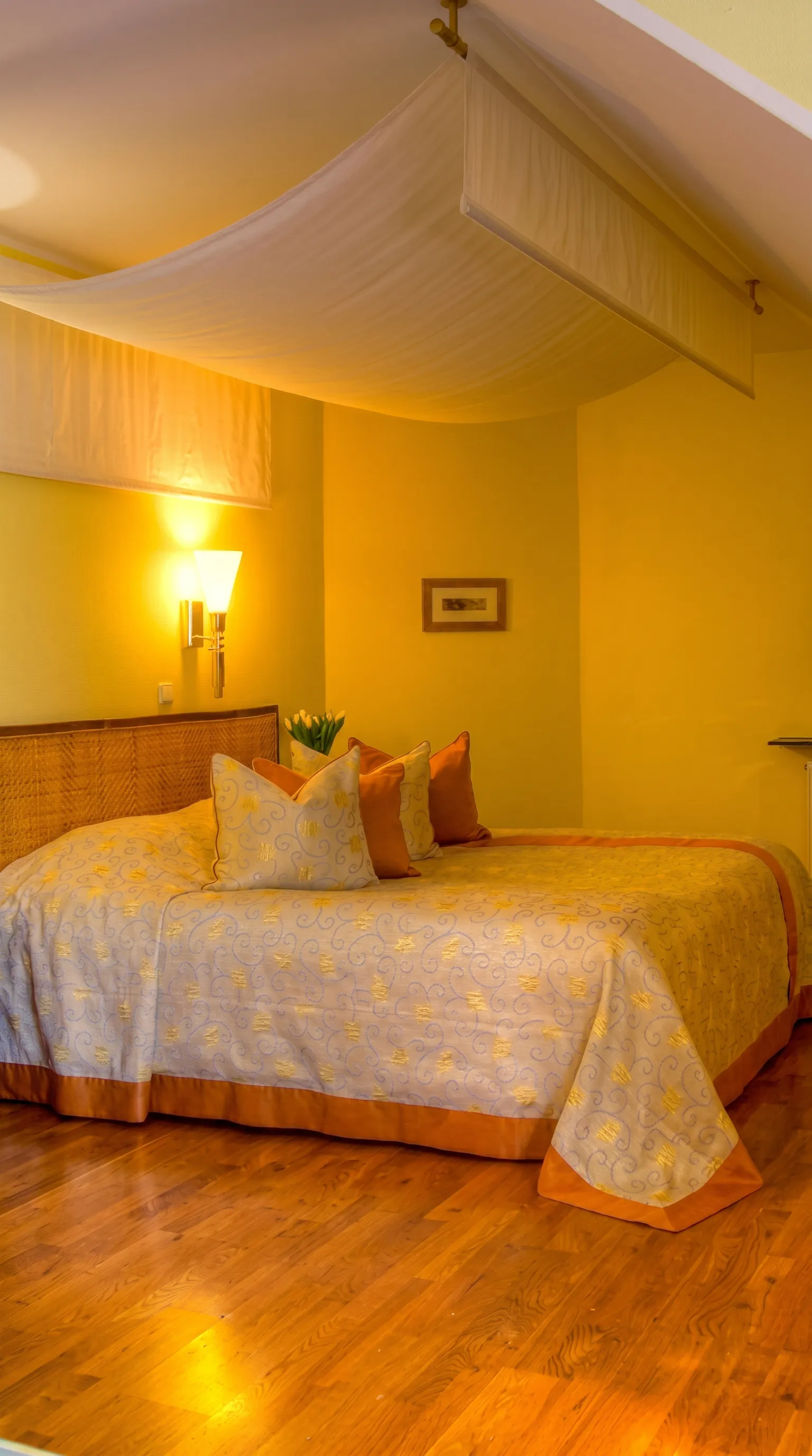 Suite „Dubai“ mit Himmelbett in warmem Goldgelb (Originalaufnahme, digital aufbereitet).