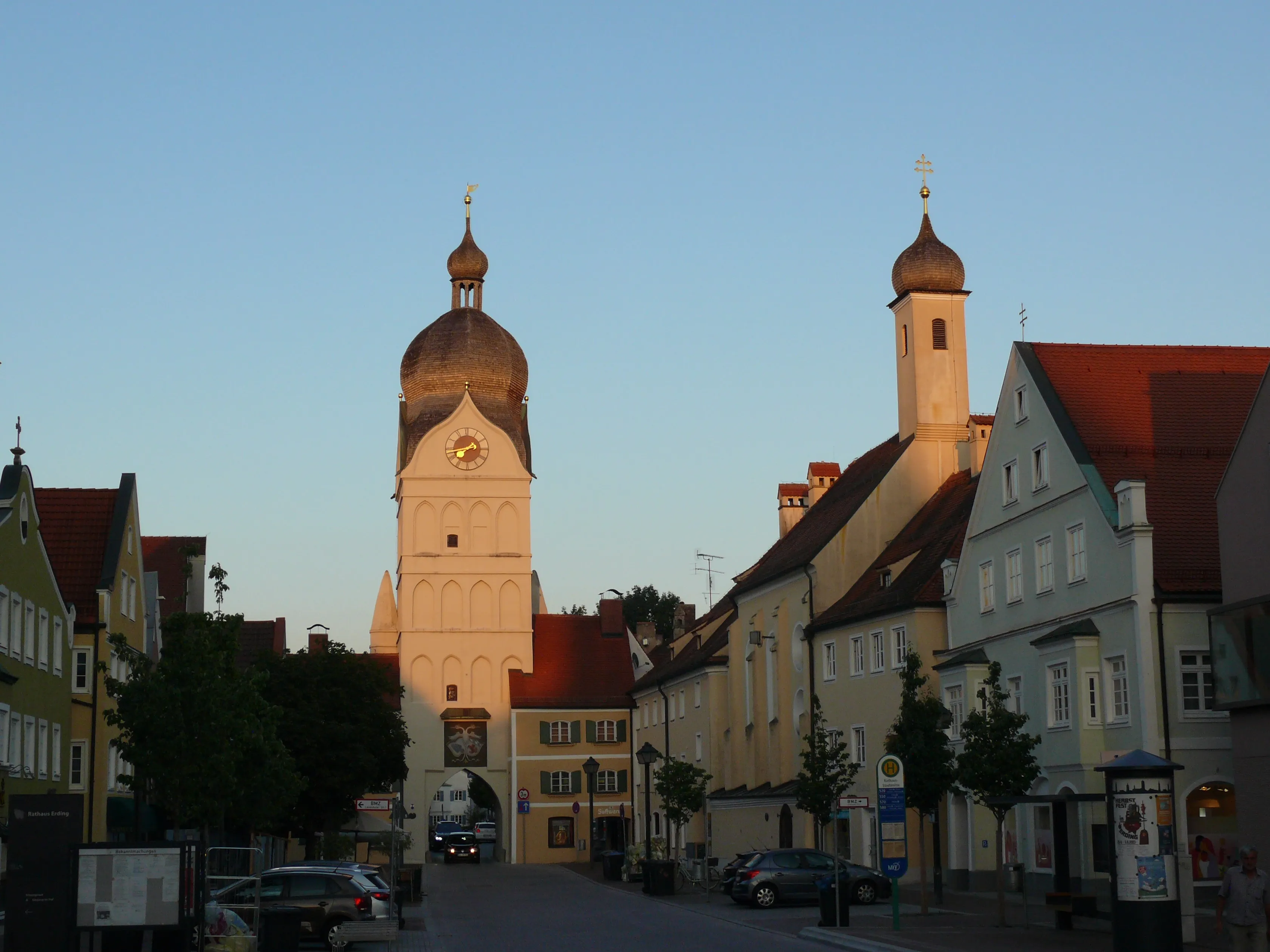 Der Schöne Turm in der Erdinger Altstadt im Abendlicht (Foto: Martinus KE, CC BY-SA 4.0).