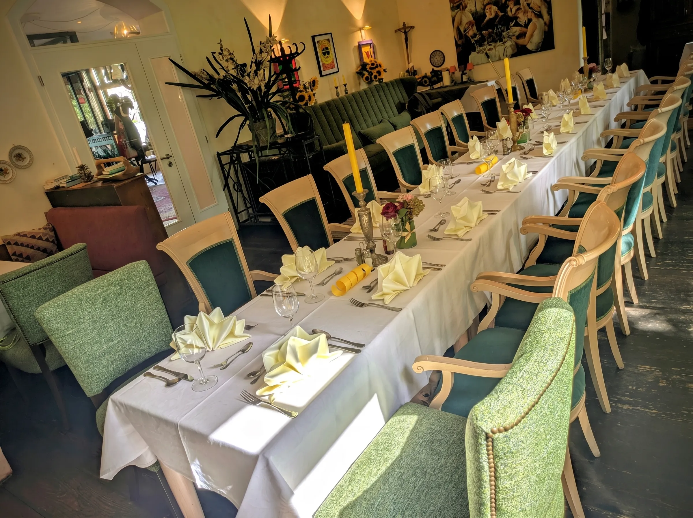 Festlich eingedeckte Tafel im Gartensalon (Originalaufnahme, digital aufbereitet).