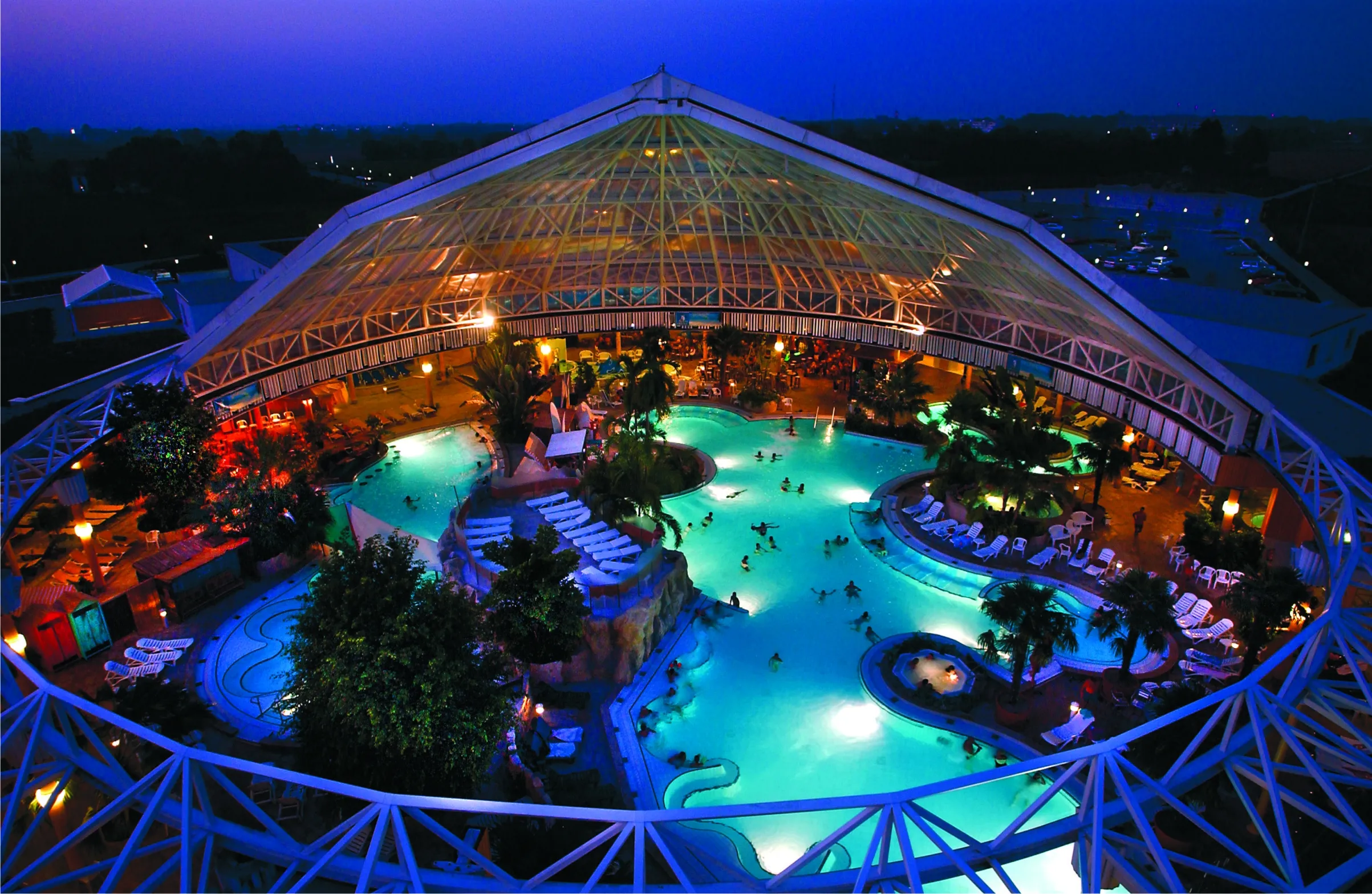 Thermenparadies der Therme Erding bei Nacht (Foto: Therme Erding/Studi85, CC BY-SA 3.0).